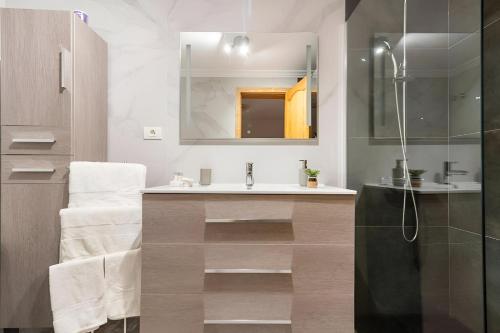 梅莱纳拉Lovely house in Gran Canaria next to the airport的一间带水槽和镜子的浴室
