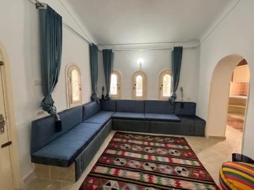 亚历山大Prime location family beach villa - 16 pax的客厅配有蓝色的沙发和地毯。