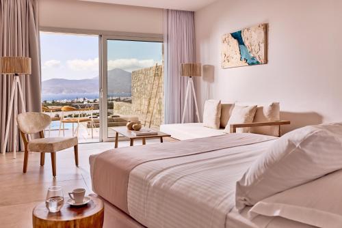 阿达玛斯Civitas Milos的酒店客房设有一张床和一个大窗户