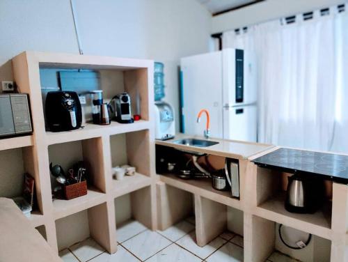 费尔南多 - 迪诺罗尼亚Casa Beco do Céu的一个带柜台和水槽的小厨房