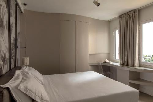 罗马BDB Rooms Navona的卧室配有白色的床和窗户。