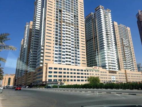 阿吉曼Holiday Home Master bed room in Ajman city UAE的一座城市中高楼的大型建筑