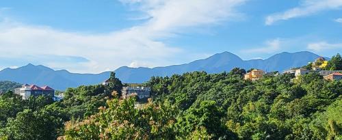 安东尼奥港MisBHaven Resort and Spa的山丘上的村庄,以山丘为背景