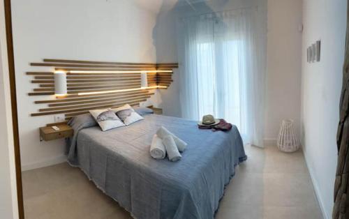 卡拉布兰卡apartamento nº 7 cala pregonda的一间卧室配有一张床,上面有两条毛巾