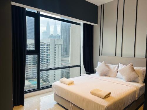 吉隆坡AXON RESIDENCE KLCC BY JD的酒店客房设有一张带大窗户的床。