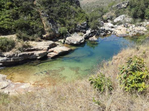 库里蒂Cabaña el Gaque的河中一片带岩石的水池