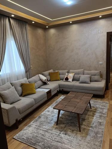 开罗شقة ألترا لوكس بالمهندسين的带沙发和咖啡桌的客厅