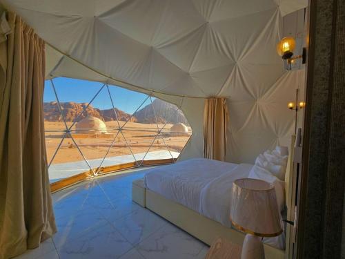 瓦迪拉姆Wadi rum anwar luxury camp的一间带沙发床的卧室,享有沙漠美景