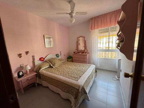 马拉加Chalet en Málaga, Torremolinos, cerca de la playa的一间卧室设有一张床和一个窗口