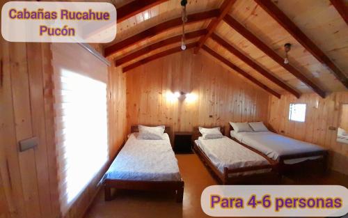 普孔Cabañas Rucahue的小木屋内带两张床的房间