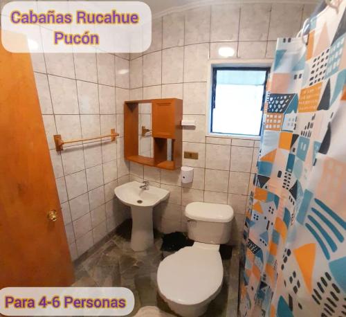 普孔Cabañas Rucahue的一间带卫生间和水槽的浴室