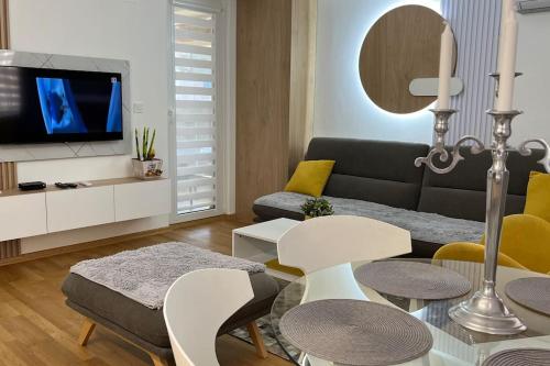 斯科普里Katja’s Apartment in Hellga River Residence的客厅配有沙发和桌椅