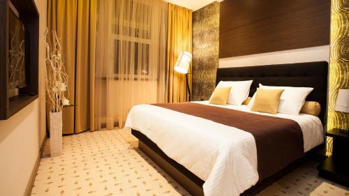 贝尔格莱德阿特拉商务套房酒店的一间位于酒店客房内的带大床的卧室