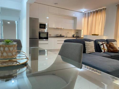 普拉亚Apartamento sublime c/vista top.的带沙发和玻璃桌的客厅