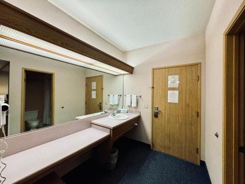 蒂拉穆克The Tillamook Inn的一间带水槽和镜子的浴室