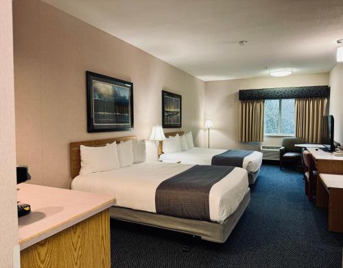 蒂拉穆克The Tillamook Inn的酒店客房配有两张床和一张书桌