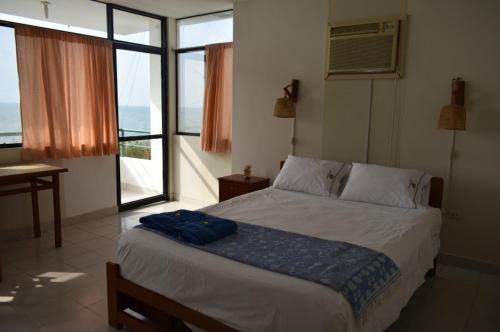 索里托斯Punta Cocos Beach Casitas的一间卧室设有一张大床和窗户