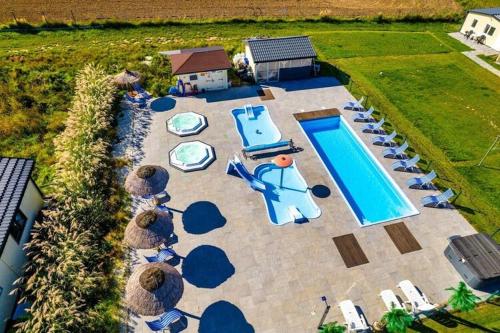 尤斯托尼莫斯基Holiday resort with Pool Whirlpool Sauna Ustronie Morskie的享有带躺椅的游泳池的空中景致