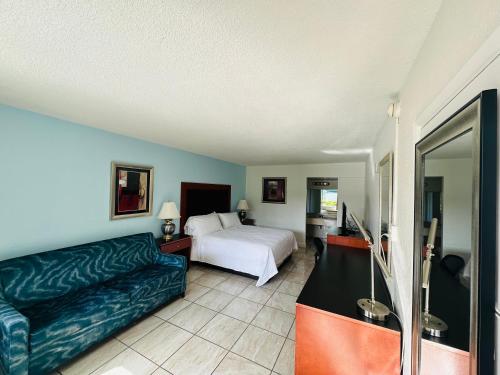 布卡拉顿博卡旅馆的酒店客房,配有床和沙发
