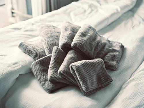 熊本intro vetta 1003 Free parking的床上的一大堆毛巾