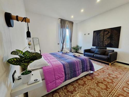 斯培西亚The view的一间卧室配有一张紫色的床和一张沙发