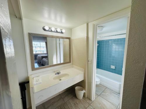 布卡拉顿博卡旅馆的一间带水槽和镜子的浴室