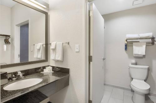 莫比尔摩拜尔费尔菲尔德旅馆&套房酒店的一间带水槽、卫生间和镜子的浴室