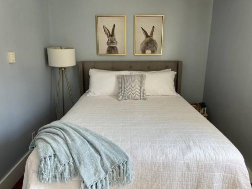 Mount TremperQuaint Cottage w Peloton & Sauna near skiing的卧室配有一张床铺,墙上挂着两只兔子