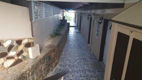 夏洛特阿马利亚日落花园旅馆的建筑的空走廊,铺着瓷砖地板