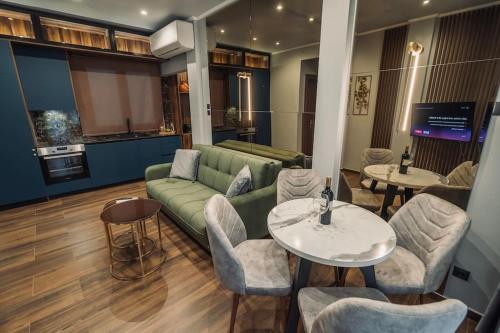 塞萨洛尼基INDIVIDUALliving3的客厅配有绿色沙发和桌椅
