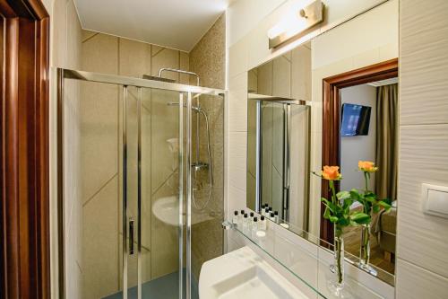 下乌斯奇基尼夫别墅酒店的一间带玻璃淋浴和水槽的浴室