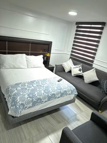 墨西哥城Villa GyG的一间卧室配有一张床和一张沙发