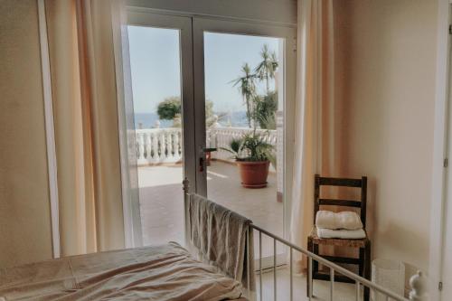 贝莱斯Villa Soluna的客房设有一张床和一个美景阳台