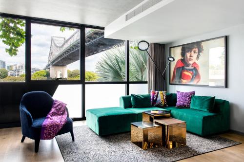 布里斯班Crystalbrook Vincent的客厅配有绿色沙发和椅子