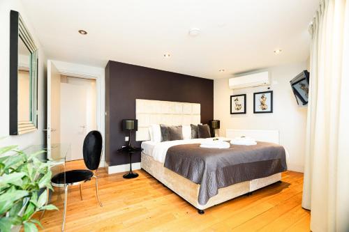伦敦Modern City Apartments的一间卧室设有一张大床和黑色的墙壁