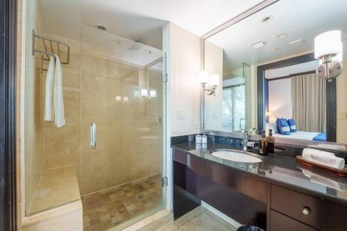 迈阿密海滩Stunning Getaway with Private Outdoor Roman Tub的带淋浴、盥洗盆和镜子的浴室