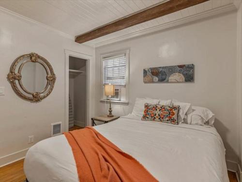 普罗沃Cozy Getaway in Central Provo的卧室配有白色的床和镜子