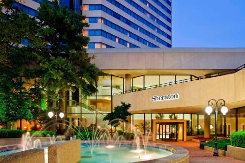 孟菲斯Sheraton Memphis Downtown Hotel的购物中心前面有一个喷泉
