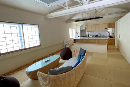 镰仓市Yuigahama 千世的带沙发和椅子的客厅
