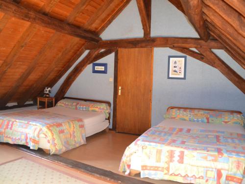 Moncé-en-BelinGîte Moncé-en-Belin, 5 pièces, 11 personnes - FR-1-410-133的配有木天花板的客房设有两张床。