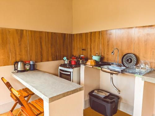 圣若热岛Água Doce的厨房配有水槽和炉灶 顶部烤箱