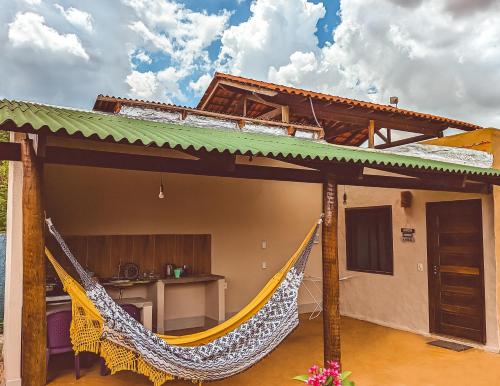 圣若热岛Água Doce的房屋前带吊床的天井