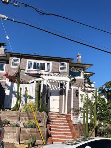 蒙特雷Margaret's Penthouse at Cannery Row and Aquarium的一座大房子,前面有楼梯