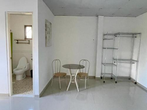 蓬塔查梅Punta Chame Hotal Mi Orquídea的客房设有桌椅和卫生间。