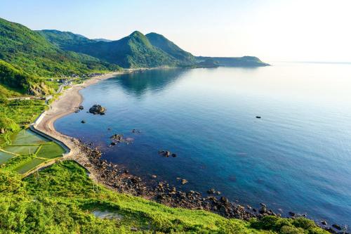 佐渡市Sado Ryosou Minato的享有海滩和海洋的空中景致