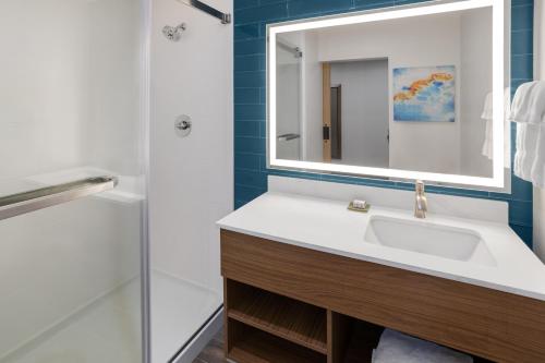 WillistonLa Quinta Inn & Suites by Wyndham Williston Burlington的一间带水槽和镜子的浴室