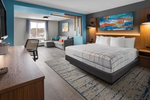 WillistonLa Quinta Inn & Suites by Wyndham Williston Burlington的酒店客房设有床和客厅。