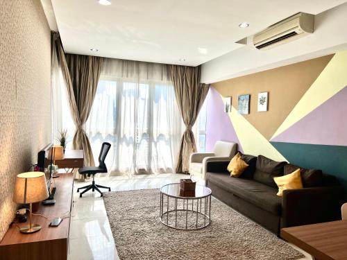 吉隆坡Regalia service suites klcc skypool的客厅配有沙发和桌子