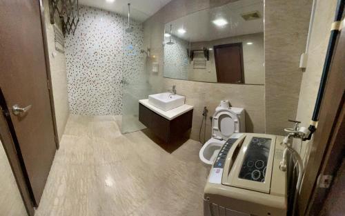 吉隆坡Regalia service suites klcc skypool的一间带水槽和卫生间的小浴室