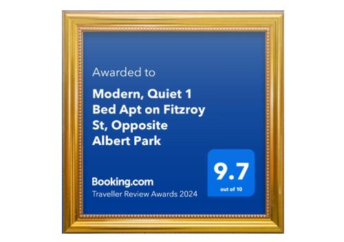 墨尔本Modern, Quiet 1 Bed Apt on Fitzroy St, Opposite Albert Park的一张图画画架上标有符号